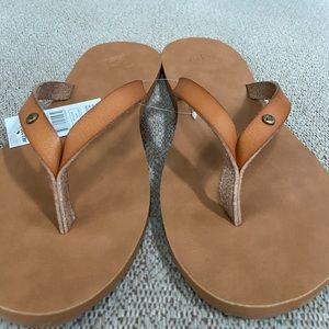 Roxy leather thin strap flip flops